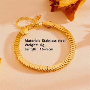 Bracelet chaîne en acier inoxydable doré avec motif écailles et texture élégante