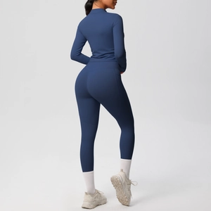 Vue arrière de l'ensemble de yoga bleu marine avec haut manches longues et legging