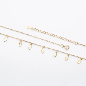 Detaillierte Makroaufnahme der S925 Sterling Silber Halskette mit Weidenblatt-Anhängern