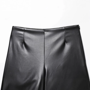 Short taille haute en similicuir noir avec coupe ajustée et fermeture éclair invisible