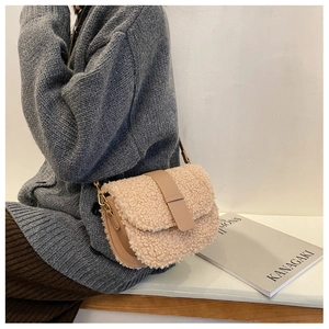 Borsa a sella in peluche con patchwork in pelle e tracolla a treccia in toni beige