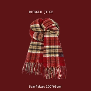 Détail de l'écharpe à carreaux rouges avec franges, tissu doux hiver de 200x65cm