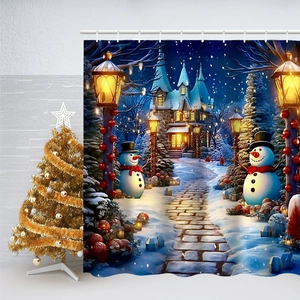 Detail eines Weihnachts-Duschvorhangs mit Schneemännern und einer gemütlichen Winterschloss-Szene