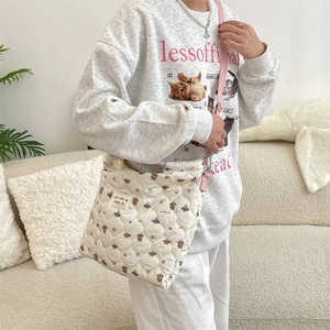 Sac bandoulière matelassé avec motifs d'ours mignons et sangle rose réglable