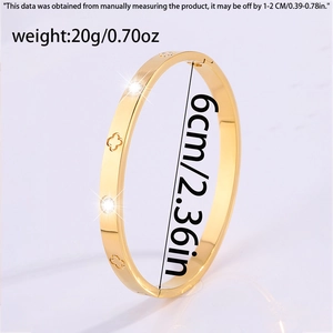 Macro shot of gold-plated clover bangle showing 20g weight and 6cm diameter dimensions