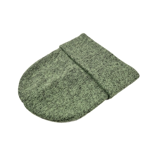 Dettaglio della trama in maglia mélange verde scuro e del risvolto di questo berretto