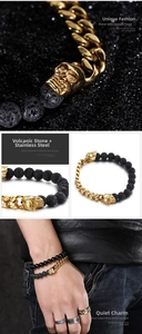 Détail du bracelet chaîne cubaine avec crâne doré et perles de pierre de lave noire