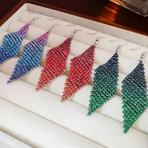 Boucles d'oreilles bohèmes longues à pompons avec strass colorés en dégradé