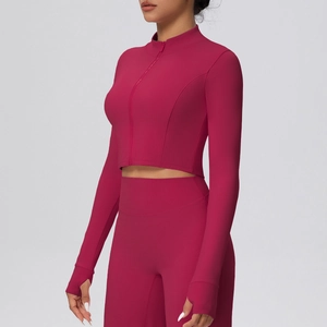 Detailansicht der Daumenlöcher an dieser einfarbigen, rosenroten Yoga-Jacke mit Reißverschluss