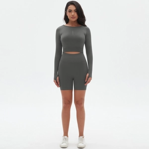 Details des nahtlosen Yoga-Sets mit langärmligem Crop-Top mit Daumenlöchern und High Waist Shorts