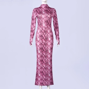 Détail de la texture serpent rose sur une robe longue moulante à col montant