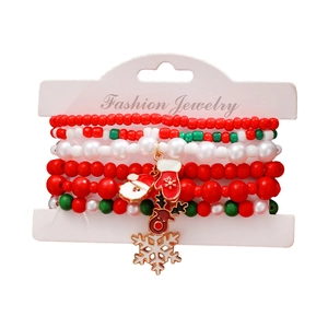 Dettaglio del set di 5 braccialetti natalizi con perline e ciondoli a forma di Babbo Natale