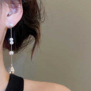 Détail de boucles d'oreilles vintage françaises en perles et zircon sur un mannequin