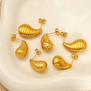 18k gold-plated stainless steel teardrop earrings with hammered and ribbed textures