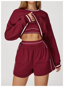 Dettaglio del set sportivo tre pezzi bordeaux con bordini bianchi a contrasto