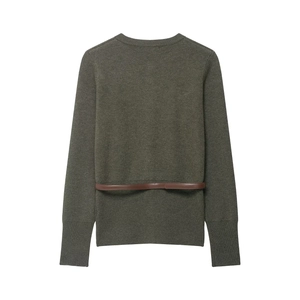 Completo da donna in maglia verde oliva scuro con cardigan, gonna e cintura in pelle