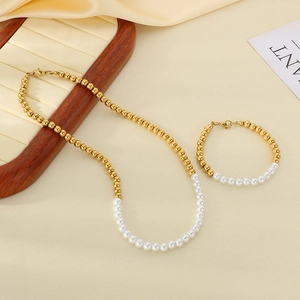 Dettaglio della collana di perle d'acqua dolce placcata oro 18K su vassoio in legno