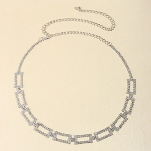 Chaîne de taille argentée avec strass rectangulaires et extension ajustable