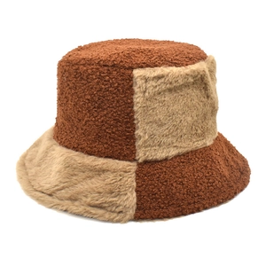 Détail d'un chapeau cloche d'hiver avec patchwork de polaire marron et fausse fourrure beige