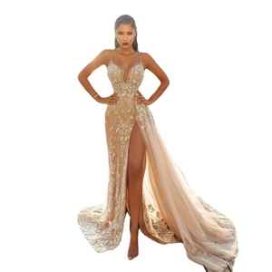 Détail de la robe de soirée en dentelle champagne avec paillettes et jupe en tulle fendue