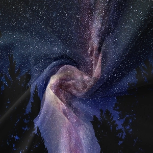 Dettaglio del morbido tessuto con stampa galassia e foresta per arazzo decorativo