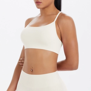 Détail de la brassière de yoga dos croisé et legging taille haute en tissu crème extensible