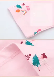 Detail eines rosa Strickkleides mit gerüschten Ärmeln und Ballett-Mädchen-Print mit feiner Naht