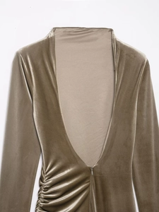 Détail du décolleté en V plongeant et texture en velours plissé de cette robe kaki chic