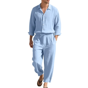 Ensemble décontracté en lin bleu clair avec chemise manches longues et pantalon