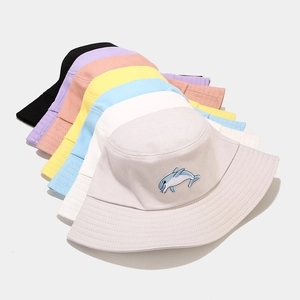 Bobs aux couleurs pastel avec broderie dauphin disponibles en plusieurs coloris variés