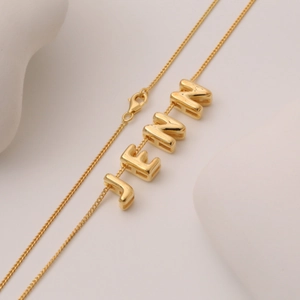 Dettaglio della collana personalizzata con nome JENNA in finitura oro lucido fine