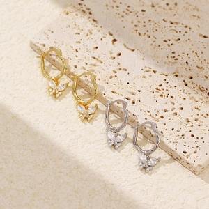 S925 Silber Schmetterling Ohrringe mit Zirkonia in Gold und Silber auf Stein