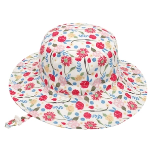 Dettaglio del cappello da sole a fiori con motivi vivaci e laccetto bianco regolabile