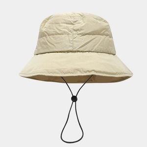 Detail van de beige dons bucket hat met verstelbaar winddicht trekkoord en stevige koordstopper