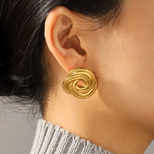 Boucles d'oreilles torsadées dorées pour femmes au design esthétique chic et vintage
