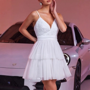 Detail eines weißen Cocktailkleids mit 3D-Spitze und mehrlagigem Tüllrock für Partys