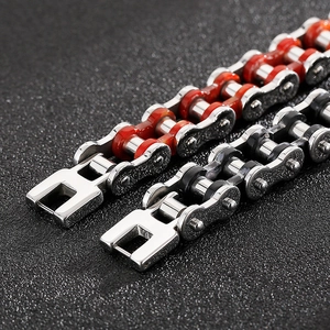 Detail von Edelstahl-Armbändern im Fahrradketten-Stil in den Farben Rot und Schwarz