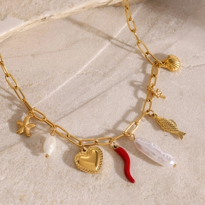 Collier en acier inoxydable plaqué or 18 carats avec piment rouge et pendentifs