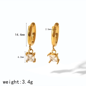Vue détaillée des boucles d'oreilles huggie dorées 18k avec pendentifs zircons carrés