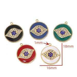 Detailansicht der Evil-Eye-Anhänger in fünf Farben mit Maßen 18x16mm für DIY-Schmuck