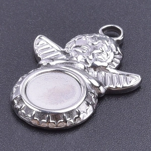 Detalle de colgante de ángel plateado con base redonda para creación de joyas DIY