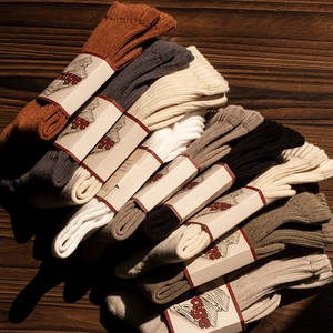 Chaussettes rétro en coton multicolores de style vintage empilées sur surface en bois