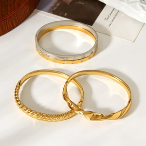 Gros plan détaillé des bracelets torsadés en or 18 carats avec diamants et motif de cœur