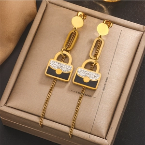 Detail von Luxus Gold Schloss Ohrringen mit schwarzer Emaille und 8 cm Gesamtlänge