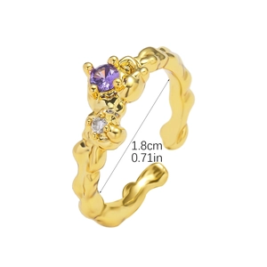 Detailaufnahme des Lavarings in Gold mit violettem Zirkon und 1,8 cm Durchmesser