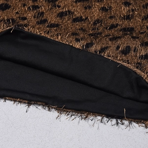 Détail du tissu jacquard léopard avec texture à franges et doublure noire contrastée