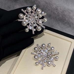 Elegant Snowflake Brooch Pin For Women With Faux Artificial Pearls And Zircon Inlay Alloy Silver Color Fashion Jewelry Accessory