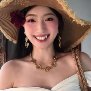 Vintage golden rose flower hollow-out necklace and earrings jewelry set worn by model