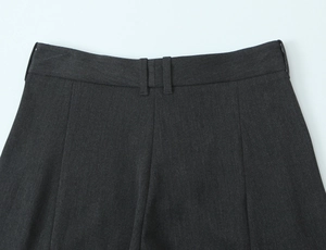 Dettaglio della vita e dei passanti per cintura su pantaloni cargo grigio scuro raffinati