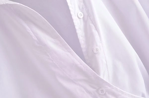 Gros plan des boutons de la chemise blanche et détails de couture sur le tissu en coton